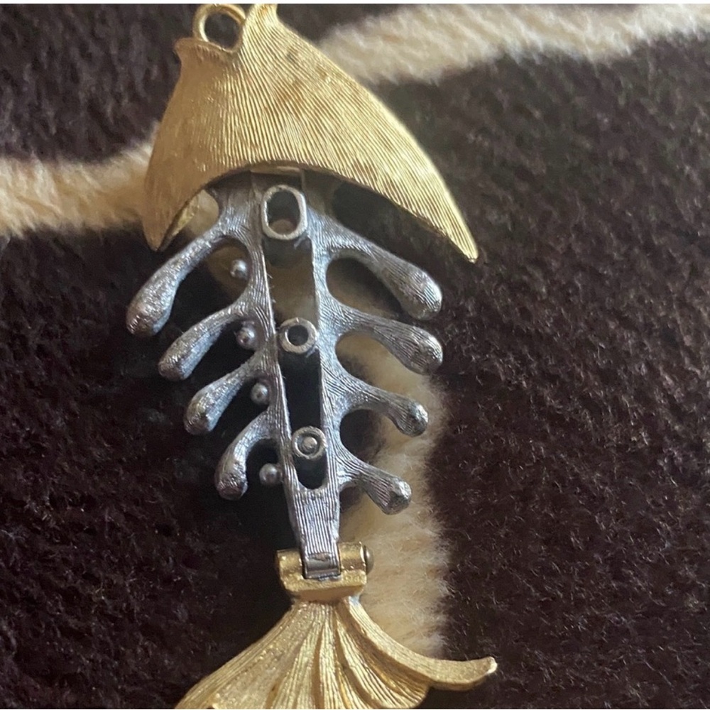 Givenchy Rare Vintage Metallic Fish Skeleton Articulated Pendant Brooch - Picture 11 of 12